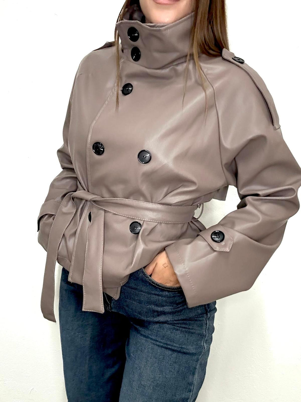 CHAQUETA TRENCH EFECTO PIEL CON CINTURON
